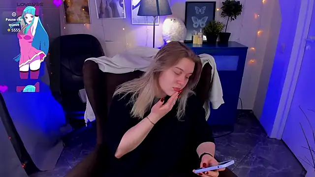 Snapshot of LouiseMous chatting on February 5, 2026, 8:48 pm LouiseMous online show from February 5, 2026, 8:48 pm