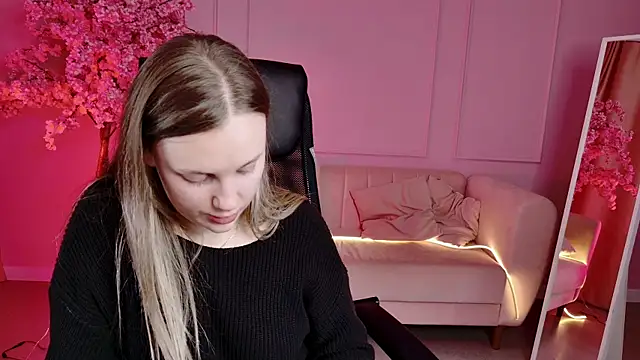 SandraLindsey online show from November 18, 2025, 11:46 am