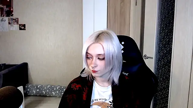 SophiaLur online show from December 4, 2025, 2:38 pm