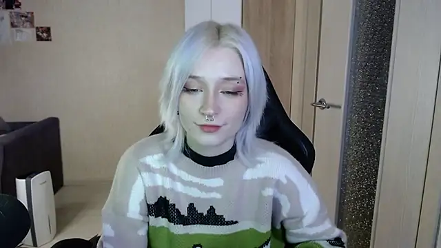 SophiaLur online show from November 28, 2025, 3:12 pm