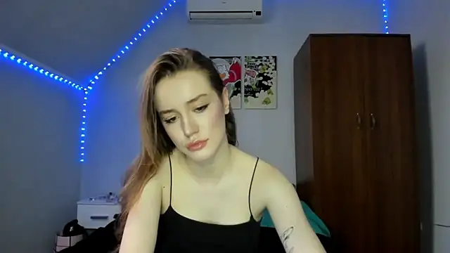 tinyglow online show from December 1, 2025, 9:15 pm