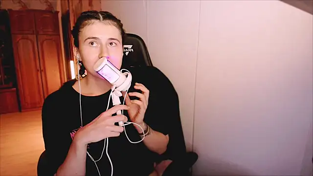 Snapshot of KristinaScott chatting on February 13, 2026, 3:45 pm KristinaScott online show from February 13, 2026, 3:45 pm