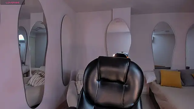 SophieLanne online show from March 8, 2026, 3:43 am