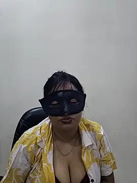 Cute-richa1 online show from February 19, 2026, 5:32 pm