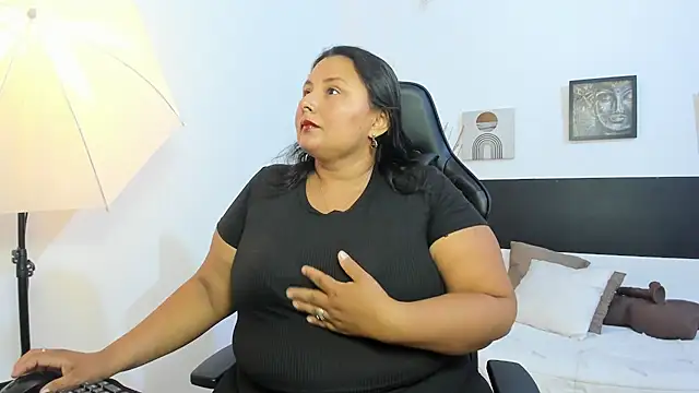 Snapshot of BWW-CINDY11 chatting on January 19, 2026, 3:32 am BWW-CINDY11 online show from January 19, 2026, 3:32 am