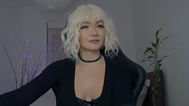 Snapshot of MiniMuse chatting on December 3, 2025, 10:14 am MiniMuse online show from December 3, 2025, 10:14 am