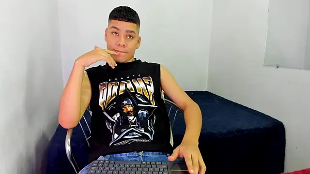 Snapshot of Lucastorrez01 chatting on May 10, 2026, 3:43 am Lucastorrez01 online show from May 10, 2026, 3:43 am