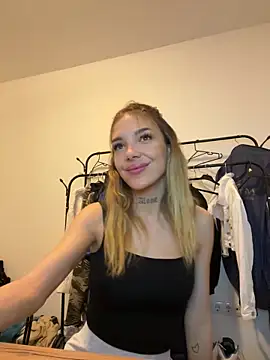 Snapshot of lunababy77 chatting on November 17, 2025, 4:00 pm lunababy77 online show from November 17, 2025, 4:00 pm