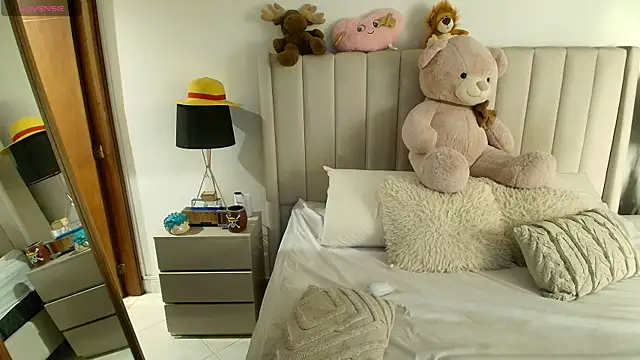 Emyii  online show from April 8, 2026, 2:13 am