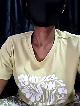 StrawberryCouples online show from November 19, 2025, 5:40 am