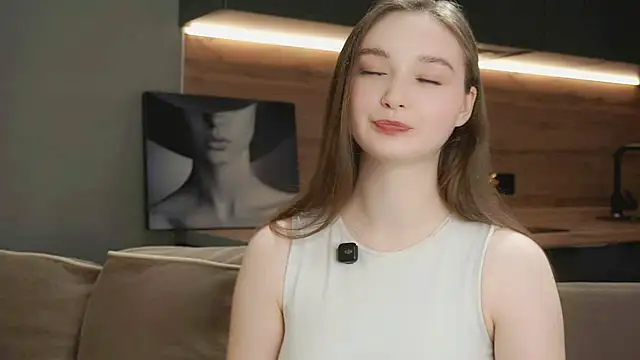 Eliravelvet online show from November 18, 2025, 6:22 pm