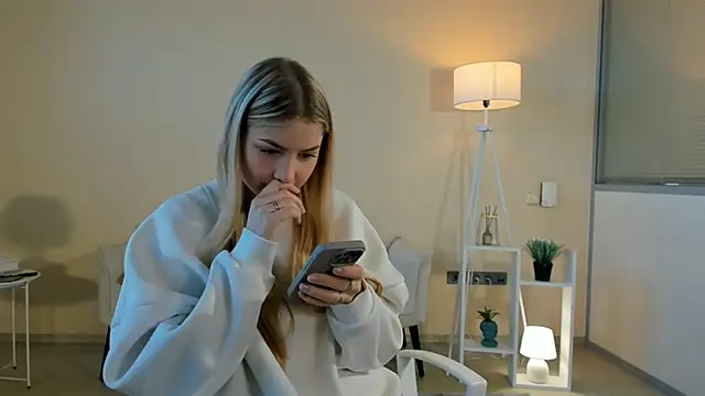 Snapshot of LaunaStrate chatting on November 20, 2025, 5:41 am LaunaStrate online show from November 20, 2025, 5:41 am