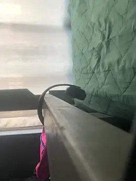 lightskiin thug online show from November 18, 2025, 3:04 pm