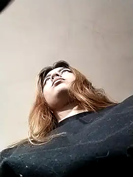 Snapshot of Emmyxxx chatting on February 10, 2026, 7:46 pm Emmyxxx online show from February 10, 2026, 7:46 pm