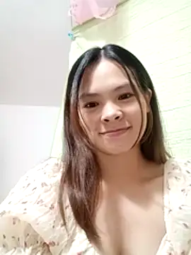 quynhquynh  online show from December 3, 2025, 3:11 pm