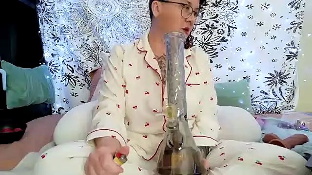 sareberr420 online show from April 22, 2026, 3:19 pm