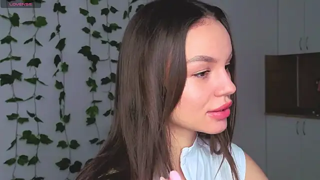 Tiffany Sweetie online show from April 15, 2026, 12:42 pm