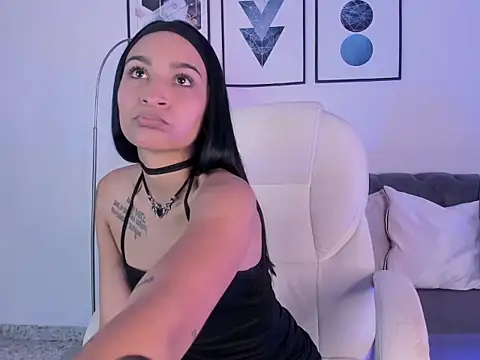 Emmarouss28 online show from November 25, 2025, 1:22 pm