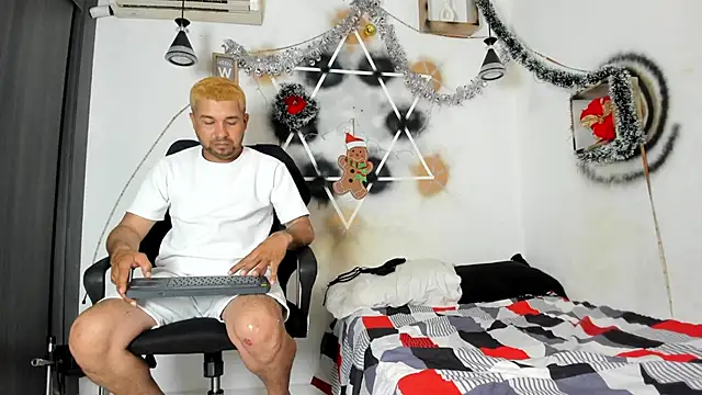 StephaniaAndRandy online show from December 16, 2025, 1:59 pm