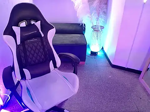 Snapshot of vallolett chatting on December 17, 2025, 8:36 pm vallolett online show from December 17, 2025, 8:36 pm