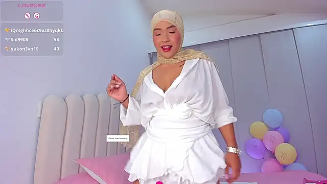 Amira-Zahra online show from May 14, 2026, 10:40 pm