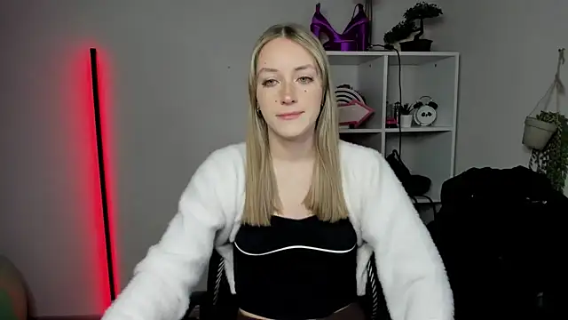 EvelynBlond online show from March 16, 2026, 6:28 am