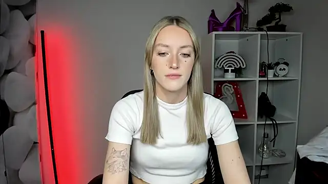 EvelynBlond online show from February 17, 2026, 1:30 pm