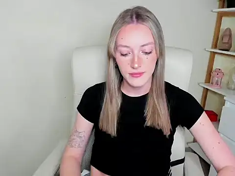 EvelynBlond online show from November 28, 2025, 1:44 pm