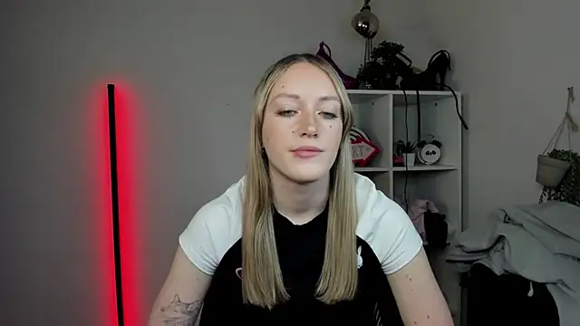 EvelynBlond online show from April 9, 2026, 12:33 pm