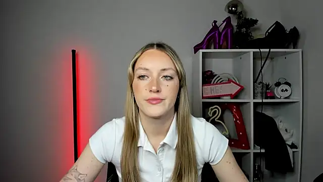 Snapshot of EvelynBlond chatting on April 23, 2026, 12:29 pm EvelynBlond online show from April 23, 2026, 12:29 pm