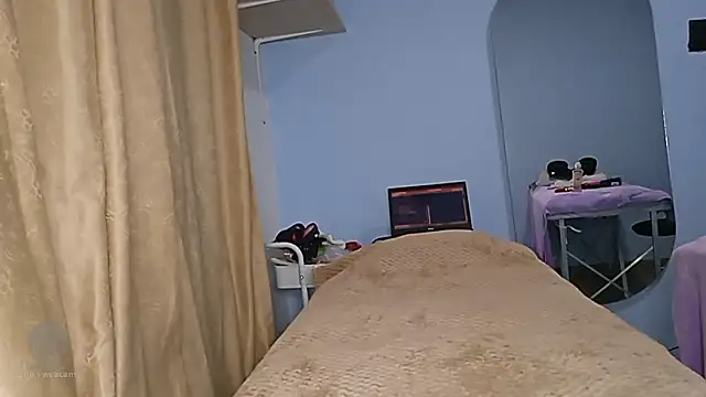 nelielg6 online show from December 3, 2025, 3:07 am