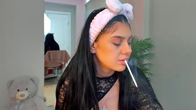 Snapshot of SerennaNoir chatting on February 4, 2026, 8:15 pm SerennaNoir online show from February 4, 2026, 8:15 pm