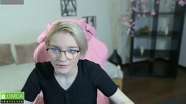 Snapshot of Megan_Lora chatting on December 1, 2025, 8:15 am Megan Lora online show from December 1, 2025, 8:15 am