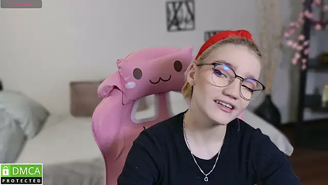 Snapshot of Megan_Lora chatting on December 5, 2025, 8:13 am Megan Lora online show from December 5, 2025, 8:13 am