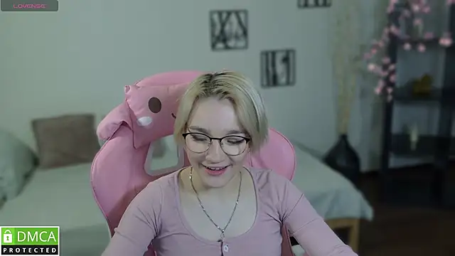 Snapshot of Megan_Lora chatting on December 2, 2025, 1:28 am Megan Lora online show from December 2, 2025, 1:28 am