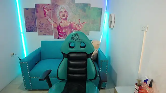 Snapshot of emmily_m1_ chatting on November 30, 2025, 4:24 am emmily m1 online show from November 30, 2025, 4:24 am