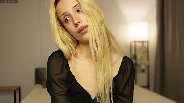 Angelic Lynn online show from December 1, 2025, 1:12 pm