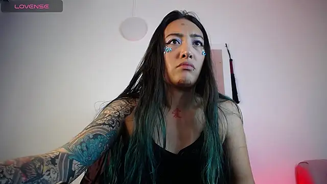 LunaAponte online show from February 4, 2026, 3:01 am