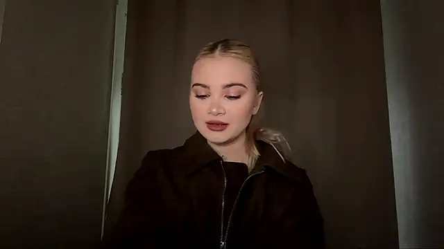 KarissaBoisse online show from December 17, 2025, 1:05 pm