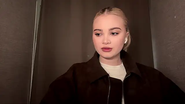 KarissaBoisse online show from December 16, 2025, 1:04 pm