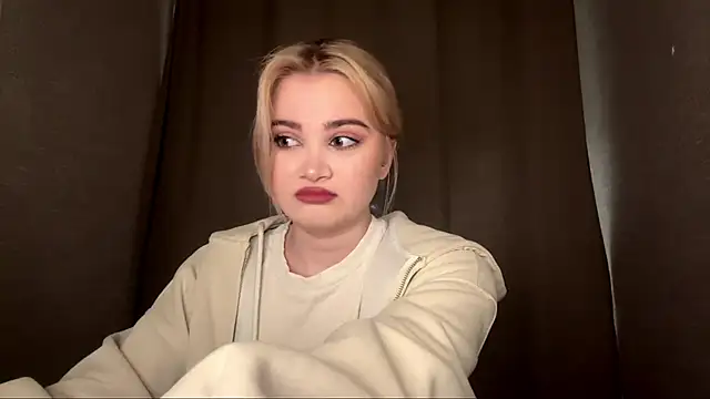 KarissaBoisse online show from December 18, 2025, 1:04 pm