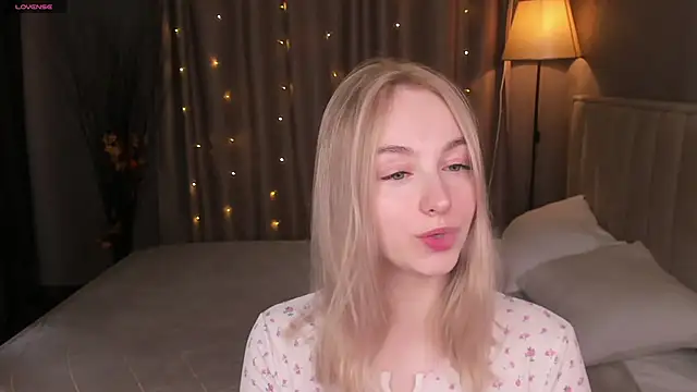 Snapshot of Shy_Polly chatting on April 26, 2026, 12:08 am Shy Polly online show from April 26, 2026, 12:08 am