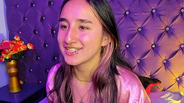 CharlotteStuart online show from April 5, 2026, 3:46 am