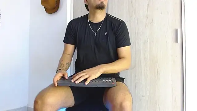 Snapshot of Henry_villa23 chatting on March 2, 2026, 4:24 am Henry villa23 online show from March 2, 2026, 4:24 am