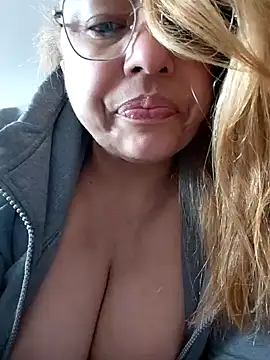 Halanamorena online show from November 24, 2025, 12:38 pm