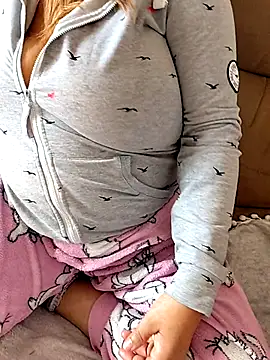 Halanamorena online show from December 3, 2025, 12:15 pm