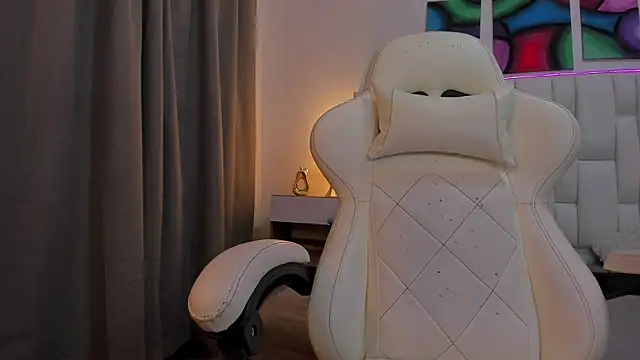 mask red girl online show from April 17, 2026, 1:03 pm