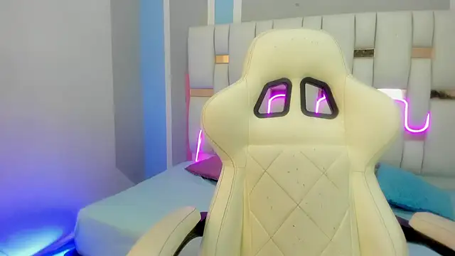 mask red girl online show from February 7, 2026, 12:35 pm