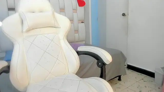 mask red girl online show from February 18, 2026, 12:23 pm