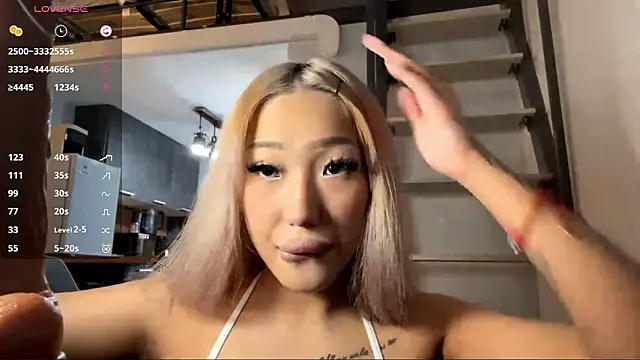 Snapshot of EIeniVanwart chatting on February 5, 2026, 3:52 pm EIeniVanwart online show from February 5, 2026, 3:52 pm